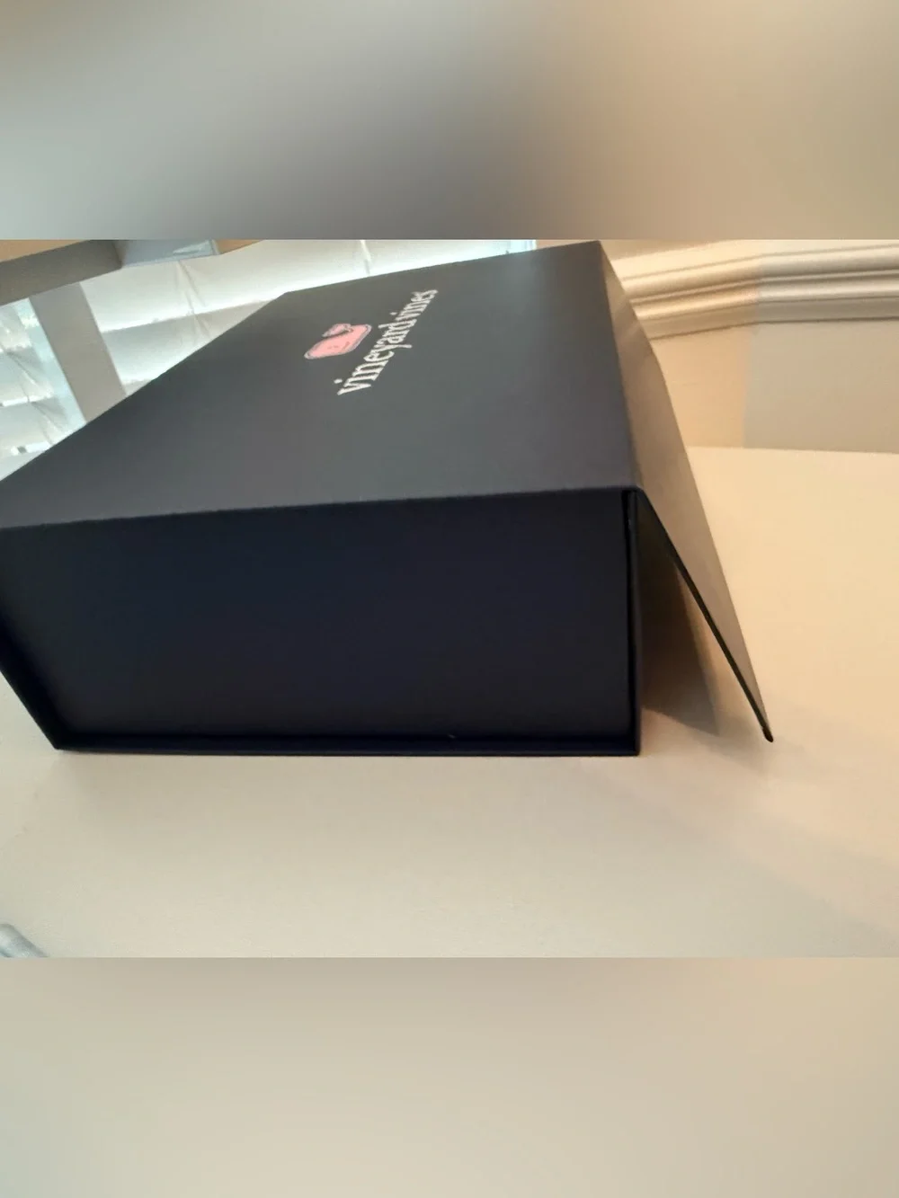 Vineyard Vines gift box + Tissue paper and logo seal